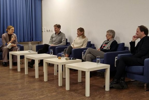 Moderatorin Charlotte Reiff im Gespräch mit Christian Peer, Dilek Fraisl, Katja Mayer und Fabian Dembski (von links)