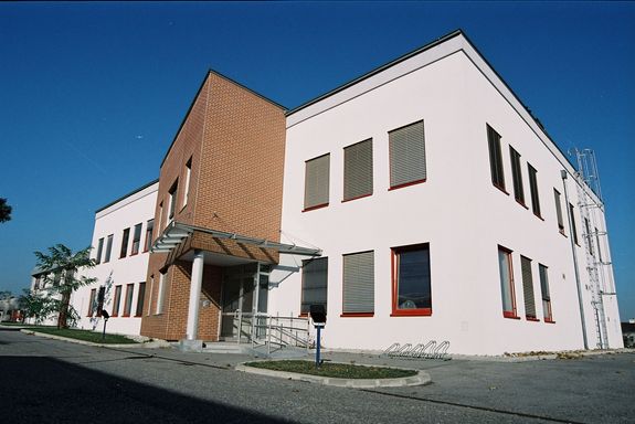 E206 BBB Das Gebäude von außen. Es sind zwei Stockwerke, der Eingang ist mittig platziert.