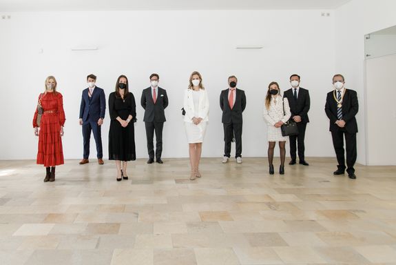 [Translate to English:] Alumni vor der Feier