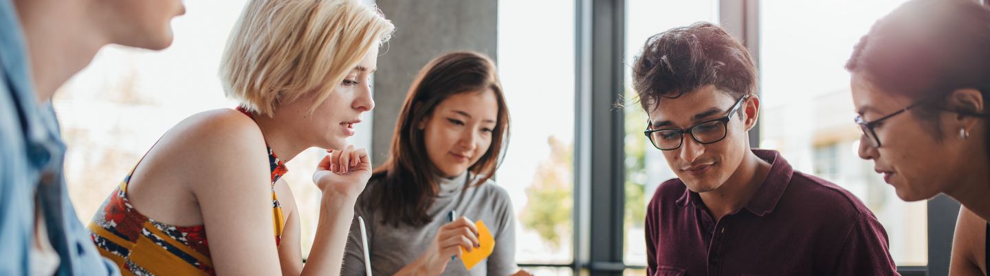 [Translate to English:] Lerngruppe in einer Bibliothek