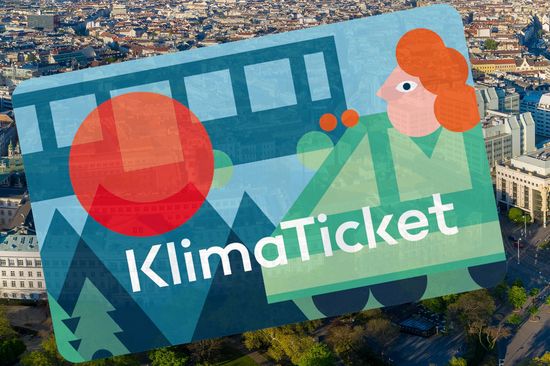 Im Vordergrund Abbildung des KlimaTickets, im Hintergrund ein Drohnenbild von der TU Wien.