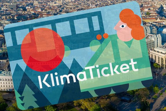Im Vordergrund Abbildung des KlimaTickets, im Hintergrund ein Drohnenbild von der TU Wien.