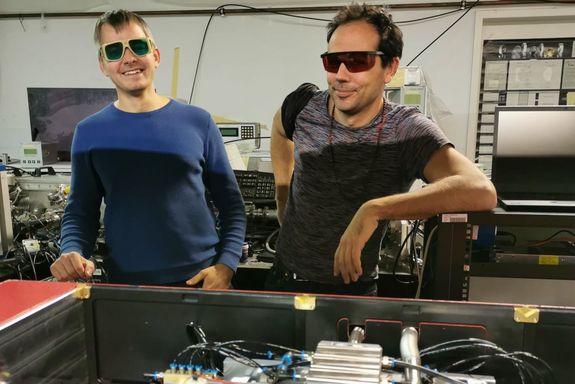 Zwei Personen mit Laser-Schutzbrille im Labor