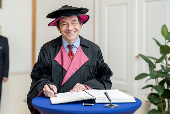 Herbert Balasin unterschreibt im Ehrenbuch der TU Wien