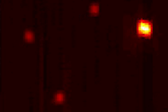 Der schwarze Hintergrund mit ein paar hellen Punkten 