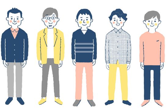 Fünf vermutlich männliche Personen stehen nebeneinander in einer Reihe. Sie alle haben verschiedene, bunte Kleidung an und haben unterschiedliche, kurze Frisuren. Eine Person trägt eine Brille. 