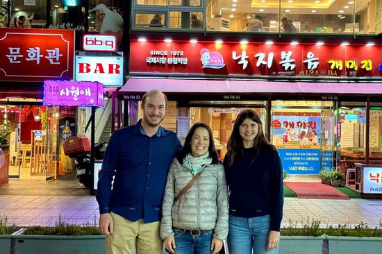 Marie, Simon und Marta auf einem Oxidos-Kongress in Südkorea