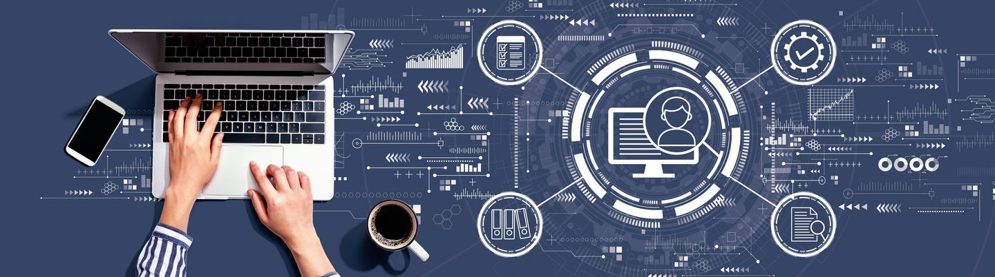 Auf blauen Hintergrund liegt ein Handy, ein Laptop und eine volle Tasse Kaffee. In weiß sind diverse Datenanalyse Symbole und Graphen. 