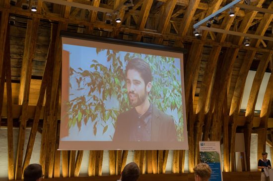 Bild von der Preisverleihung Im Rahmen des Vienna young Scientist Symposiums - Hr. Furchi, der Preisträger war zu diesem Zeitpunkt bereits am MIT und daher wurde er vom seinen Kollegen Andreas Pospischill vertreten.