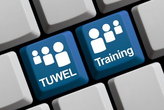 Computertastatur groß mit blauen Tasten