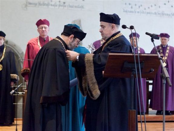 v.l.n.r.: Prof. A Min Tjoa, der Promotor Prof. Vladimir Marik - im Hintergrund der Rektor der TU Prag. Prof. Vaclav Havlicek v.l.n.r.: Prof. A Min Tjoa, der Promotor Prof. Vladimir Marik - im Hintergrund der Rektor der TU Prag. Prof. Vaclav Havlicek