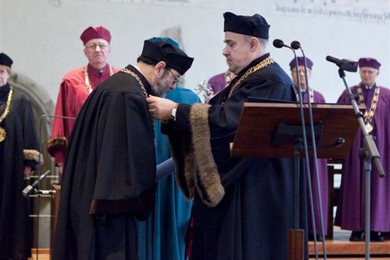 v.l.n.r.: Prof. A Min Tjoa, der Promotor Prof. Vladimir Marik - im Hintergrund der Rektor der TU Prag. Prof. Vaclav Havlicek