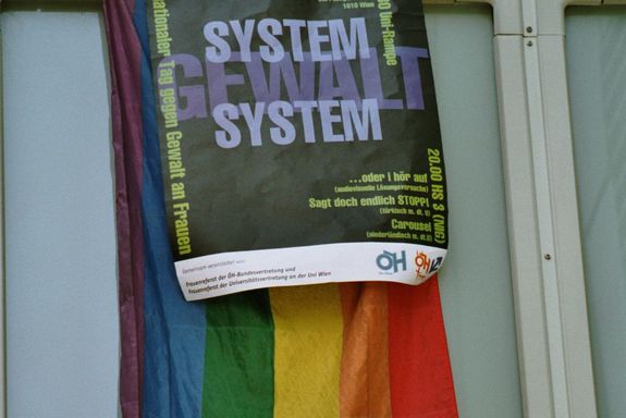 Regenbogenflagge und Plakat