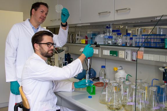 Roland Martzy und Georg Reischer im Labor