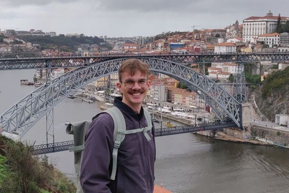Blick auf die Brücke und Stadt, eine Person im Vordergrund