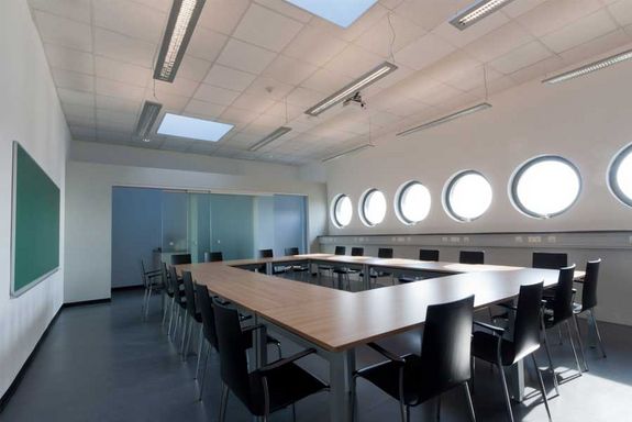 Das Dekanatszentrum der Fakultäten für Mathematik und Geoinformation sowie für Physik erhielt einen neuen Seminarraum (9. OG, grüner Bereich). Das Dekanatszentrum der Fakultäten für Mathematik und Geoinformation sowie für Physik erhielt einen neuen Seminarraum (9. OG, grüner Bereich).
