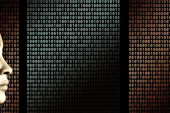 Profil einer Frau vor einem dunklen Hintergrund der mit Nullen und Einsen ausgefüllt ist