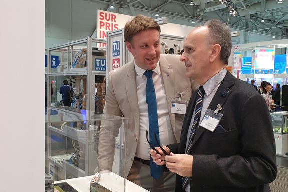 Vice Rector Fröhlich and Dr. Stefan Müller talking about the dual-fluid-bed gasification