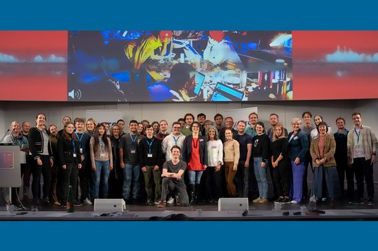 Alle Teilnehmer_innen auf der Bühne