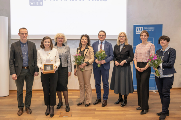 Gruppenbild mit Nermina Mumic, Frauenpreisjury, Laudator Filzmoser, Rektorin Seidler und Nermina Mumic