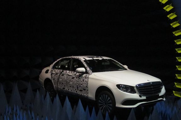 [Translate to English:] Das Test-Auto in der Simulationsanlage VISTA in Ilmenau