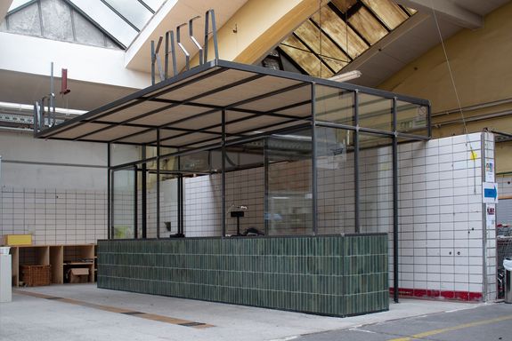 Eine neue, klimatisierbare Hauptkassa wurde in der Halle 1 von den Studierenden geplant, sowie eigenhändig geschweisst und verfliest.