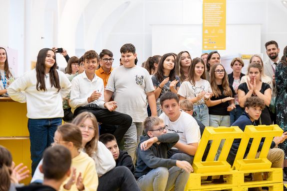 Gruppe Schüler_innen bei der Cultural Collisions Ausstellungseröffnung