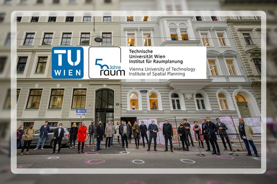 Foto der Eröffnung Karlsgasse mit einigen Leuten vor dem TU Wien Institutsgebäude im Rahmen eines angedeuteten Tablets, da die Veranstaltung digital stattfindet, und dem Logo zu 50 Jahre Raumplanung.