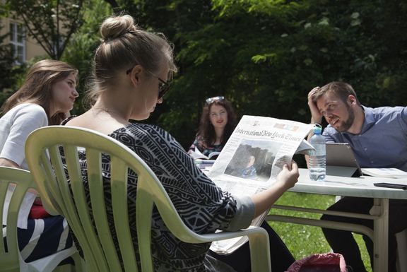 DA Campus - Students relaxing