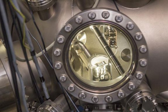 Eine kleine Eisenoxid-Probe in der Vakuumkammer
