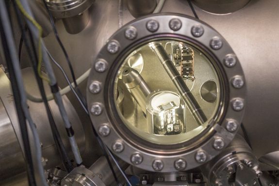 Eine kleine Eisenoxid-Probe in der Vakuumkammer