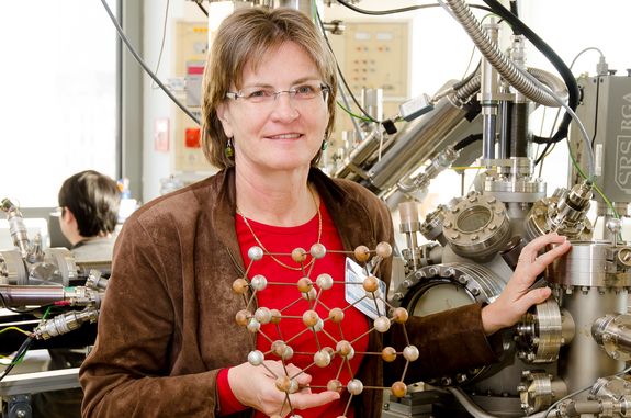 Prof. Ulrike Diebold im Labor - mit Kristallgitter-Modell [1]