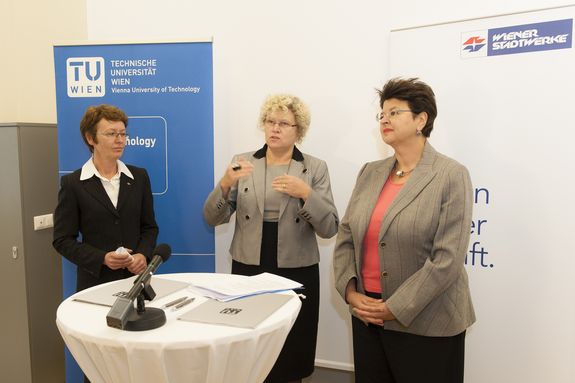v.l.n.r.: Generaldirektorin Wiener Stadtwerke Gabriele Payr, TU-Rektorin Sabine Seidler, Vizebürgermeisterin Renate Brauner