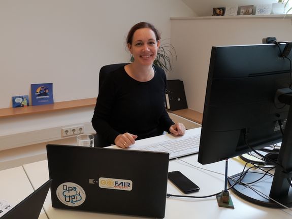 [Translate to English:] Foto von Eva-Maria Asamer in ihrem Büro