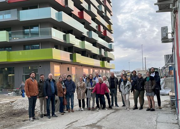 [Translate to English:] ImmoABS Besichtigungsgruppe vor dem DS 90