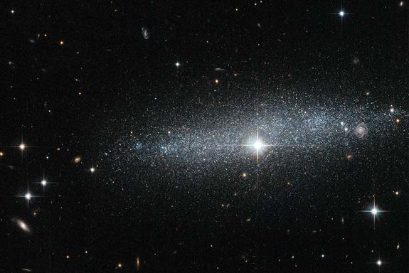 Durch das Hubble-Weltraumteleskop erkennt man die Galaxie ESO 318-13. (© ESA/Hubble & NASA)