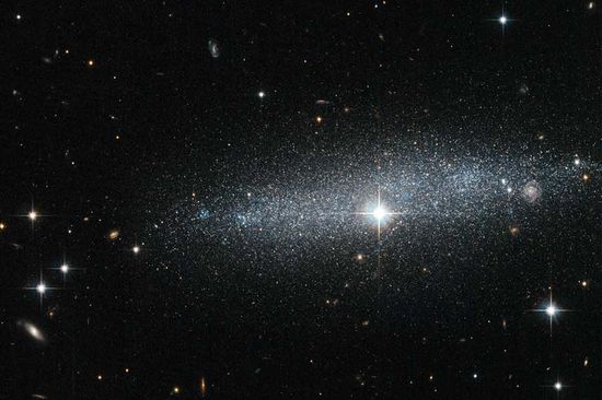 Durch das Hubble-Weltraumteleskop erkennt man die Galaxie ESO 318-13. (© ESA/Hubble & NASA)