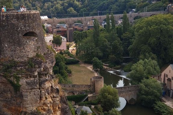 Blick auf Burg, Fluss, Brücke