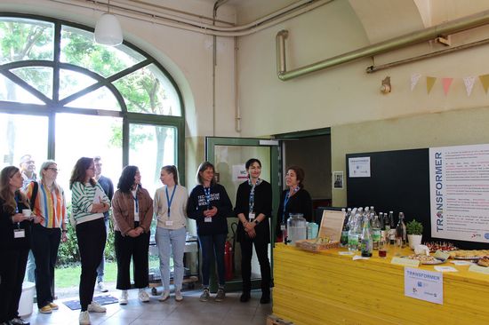 Gruppe Menschen stehend