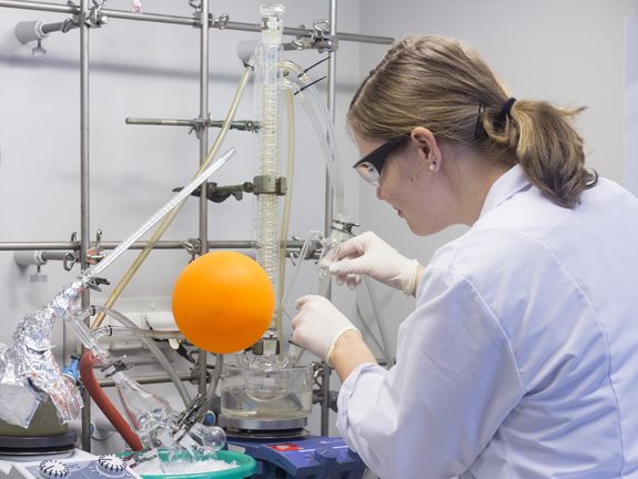 Synthese der biokompatiblen und bioabbaubaren Polymere im Labor an der TU Wien Synthese der biokompatiblen und bioabbaubaren Polymere im Labor an der TU Wien