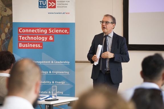 Prof. Dr. Bob Martens begrüßt den neuen Jahrgang
