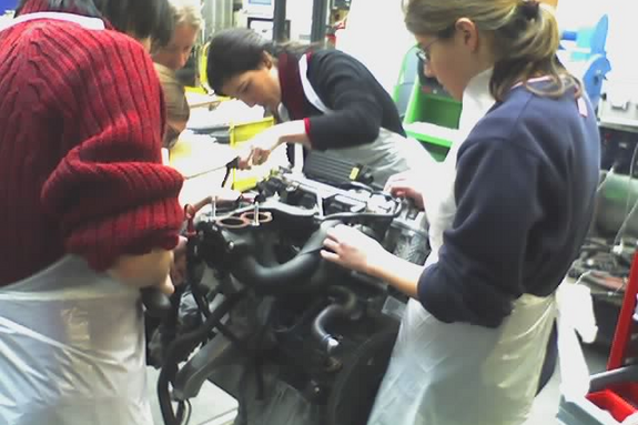 Frauen zerlegen einen Motor2