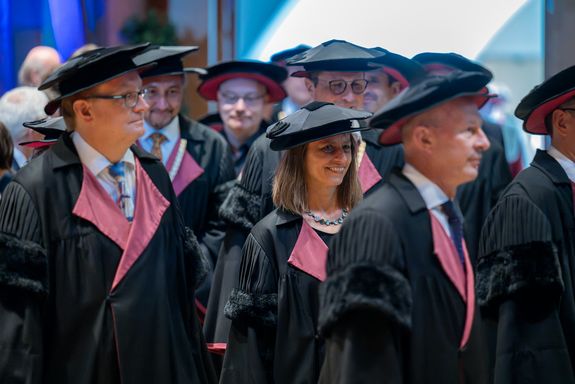 Dekan_innen und Studiendekan_innen in Festgewand ziehen in den Saal ein