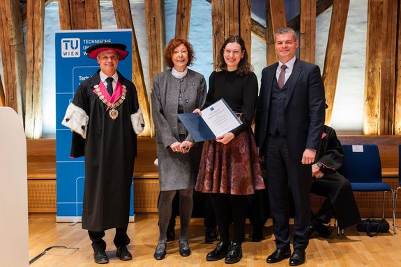 Gruppenfoto, Personen stehend: Rektor Schneider, Mag.a Renate Winter, Preisträgerin Dipl.-Ing. Alexandra Holzinger BSc, Günther Schreihans (Direktor Bank Austria, Private Banking Special Clients)