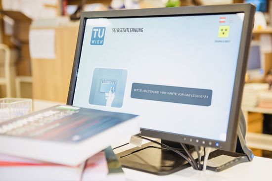 Selbstverbuchungsautomat mit mehrern Büchern davor