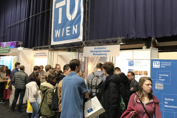 Gruppe von Menschen vor dem TU Wien Stand 