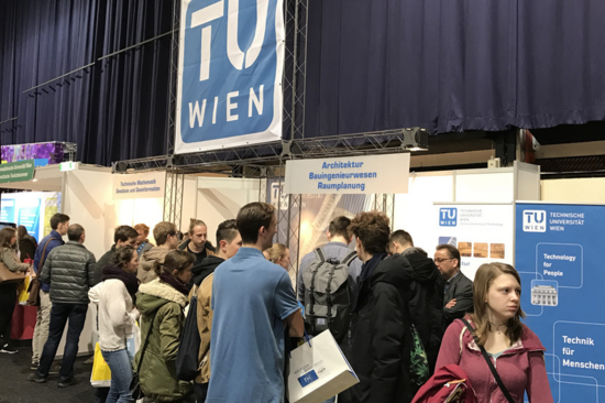 Gruppe von Menschen vor dem TU Wien Stand 