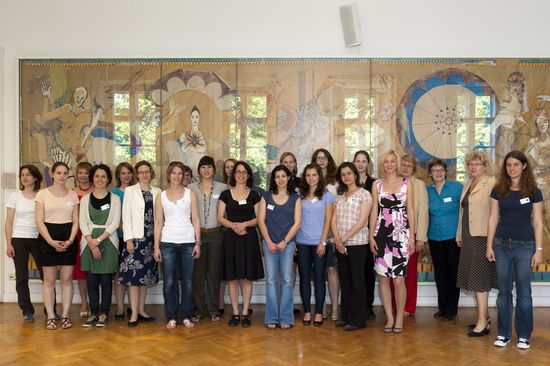 Studentinnen des FEMtech Projektes CHANGES (2. v. r.: designierte Rektorin Sabine Seidler, 3. v. r.: Helga Gartner, Projektleiterin), Fotograf: Matthias Heisler