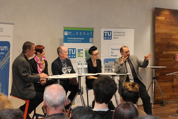 Erneuter Blick auf das Podium, diesmal aus dem Publikum. Von links nach rechts: Norbert Fiala (Moderator), Barbara Oberhauser Anton Friedl, Miriam Unterlass, Marko Mihovilovic