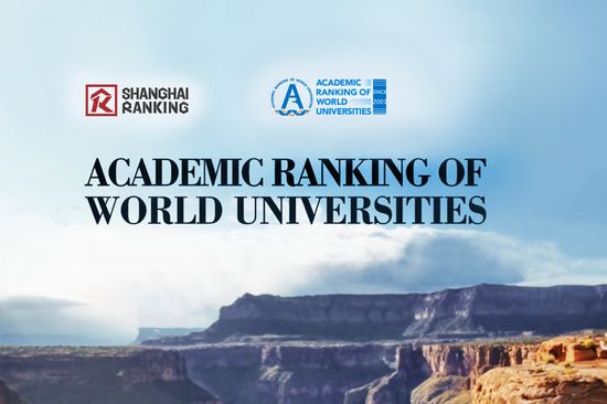 Headline mittig mit dem Text "Academic Ranking of World Universities". Darüber die Logos des Shanghai Rankings und des ARWU. Im Hintergrund die Hochebene eines Canyons mit viel blauem Himmel.